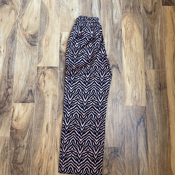 NWOT MISSGUIDED PETITE Silky Animal Print Pant Stripe // Brown + Black // Size 4 - Picture 5 of 6